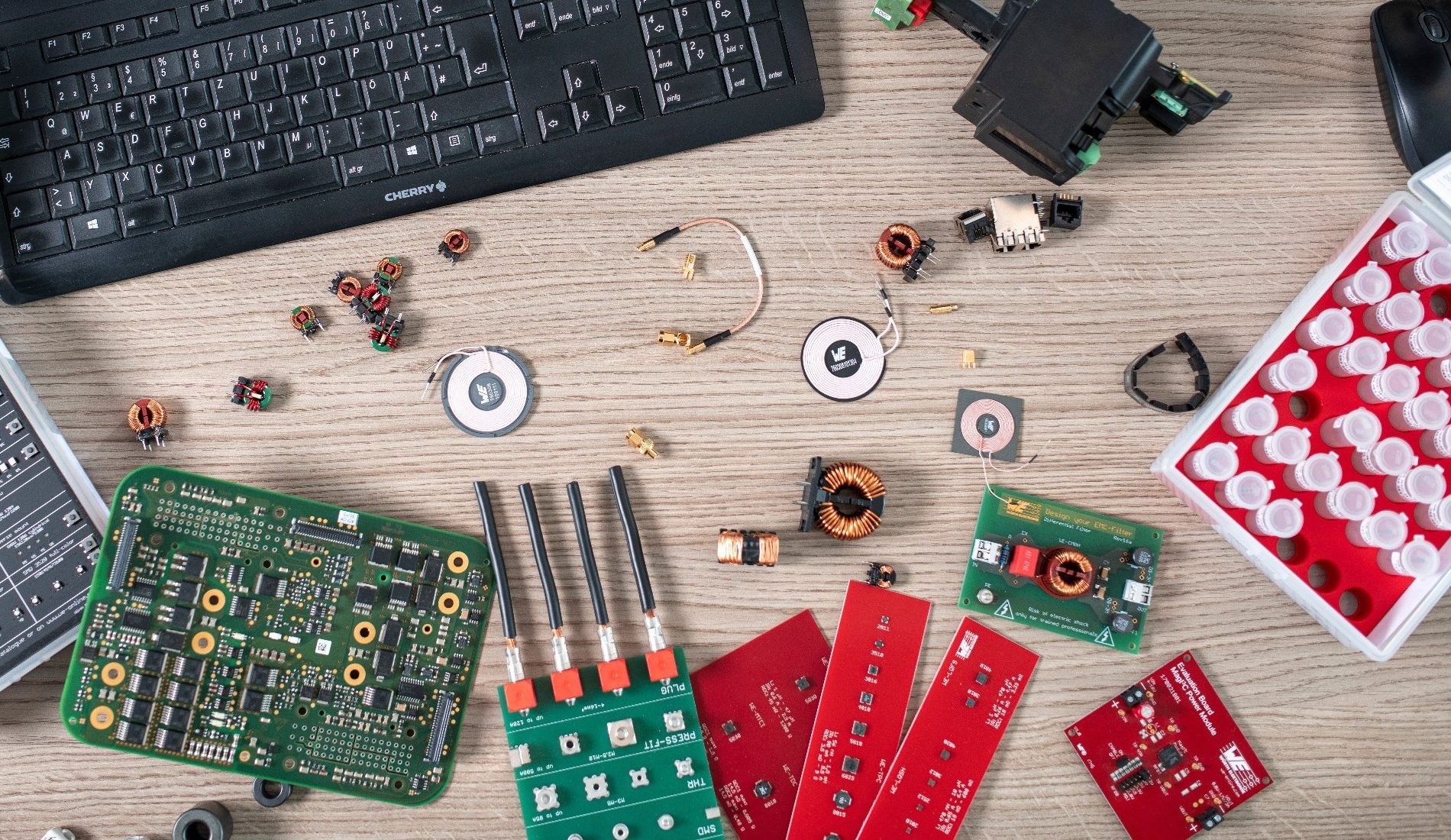 Kits & Boards auf dem Tisch Tisch, auf dem Platinen, Design Kits und Evaluation Boards liegen