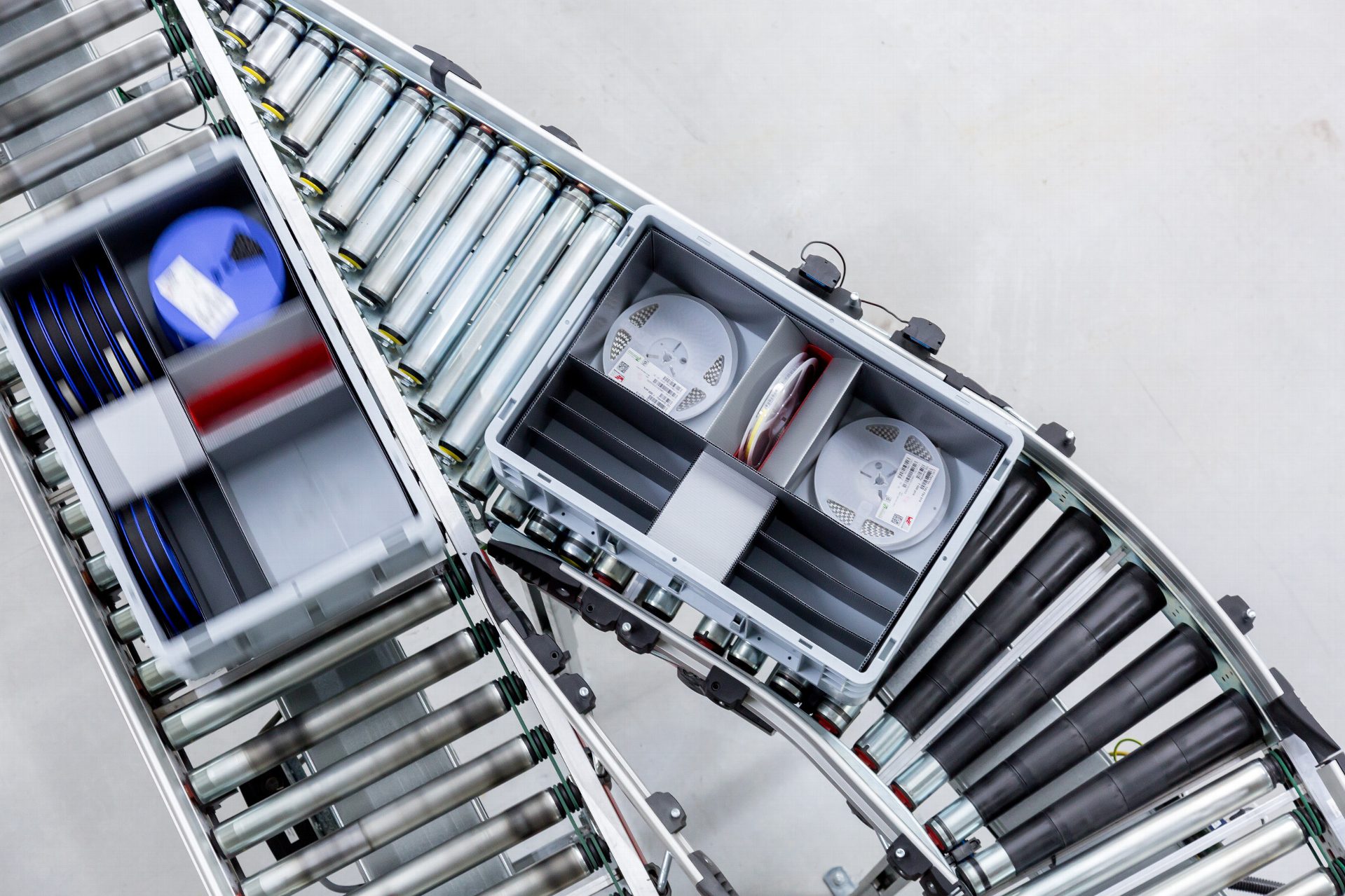 Förderband mit Versandpaketen Förderband mit Versandpaketen von oben