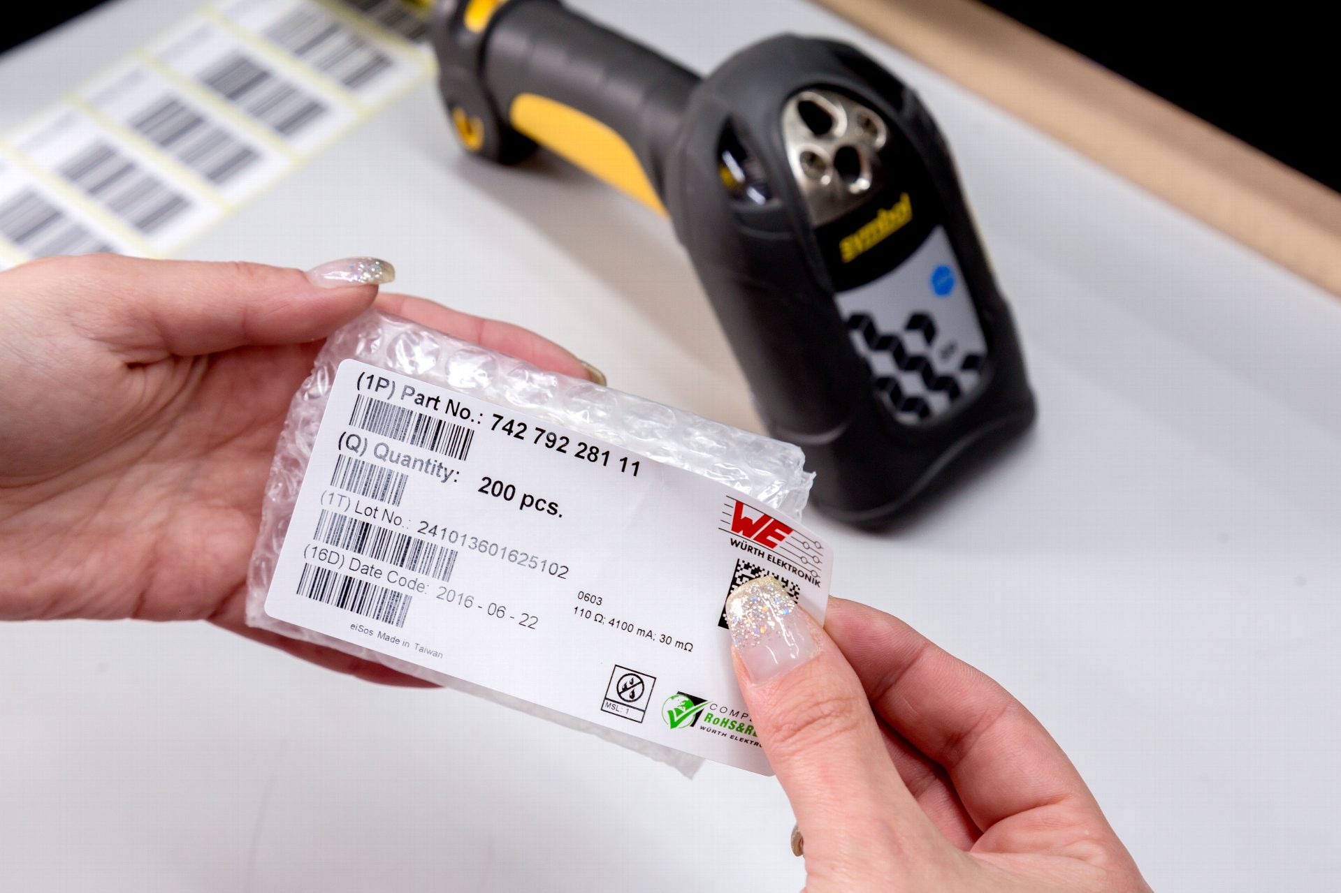 Labelsticker Label Sticker wird auf Versandtasche geklebt