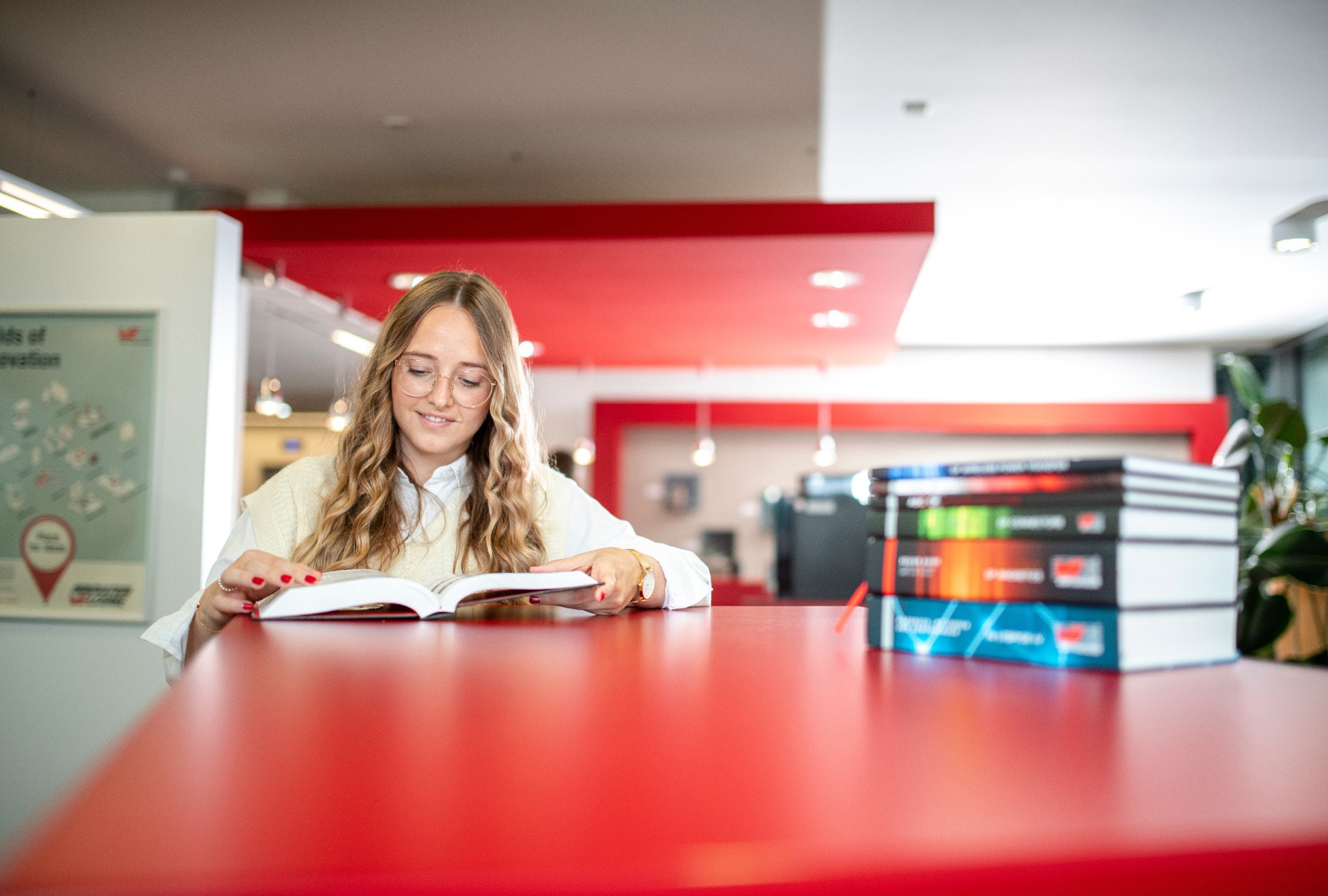 Fachbücher Frau blättert in einem Fachbuch von Würth Elektronik