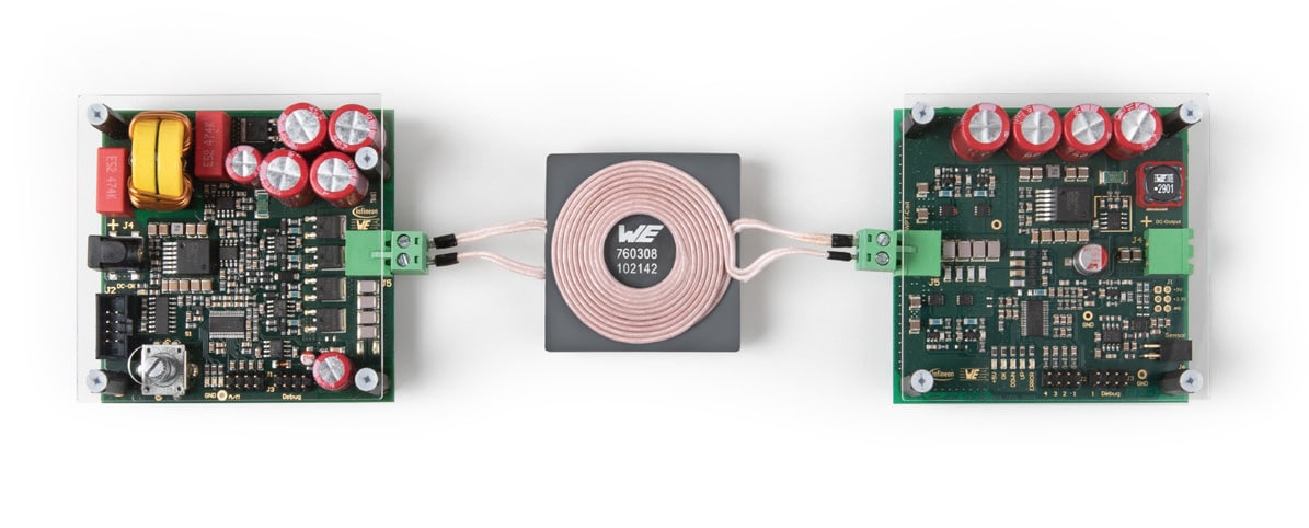 200 W Wireless Power Development Kit Komponenten Zwei Platinen eines Entwicklungskits mit einer Kupferspule zur kabellosen Stromübertragung