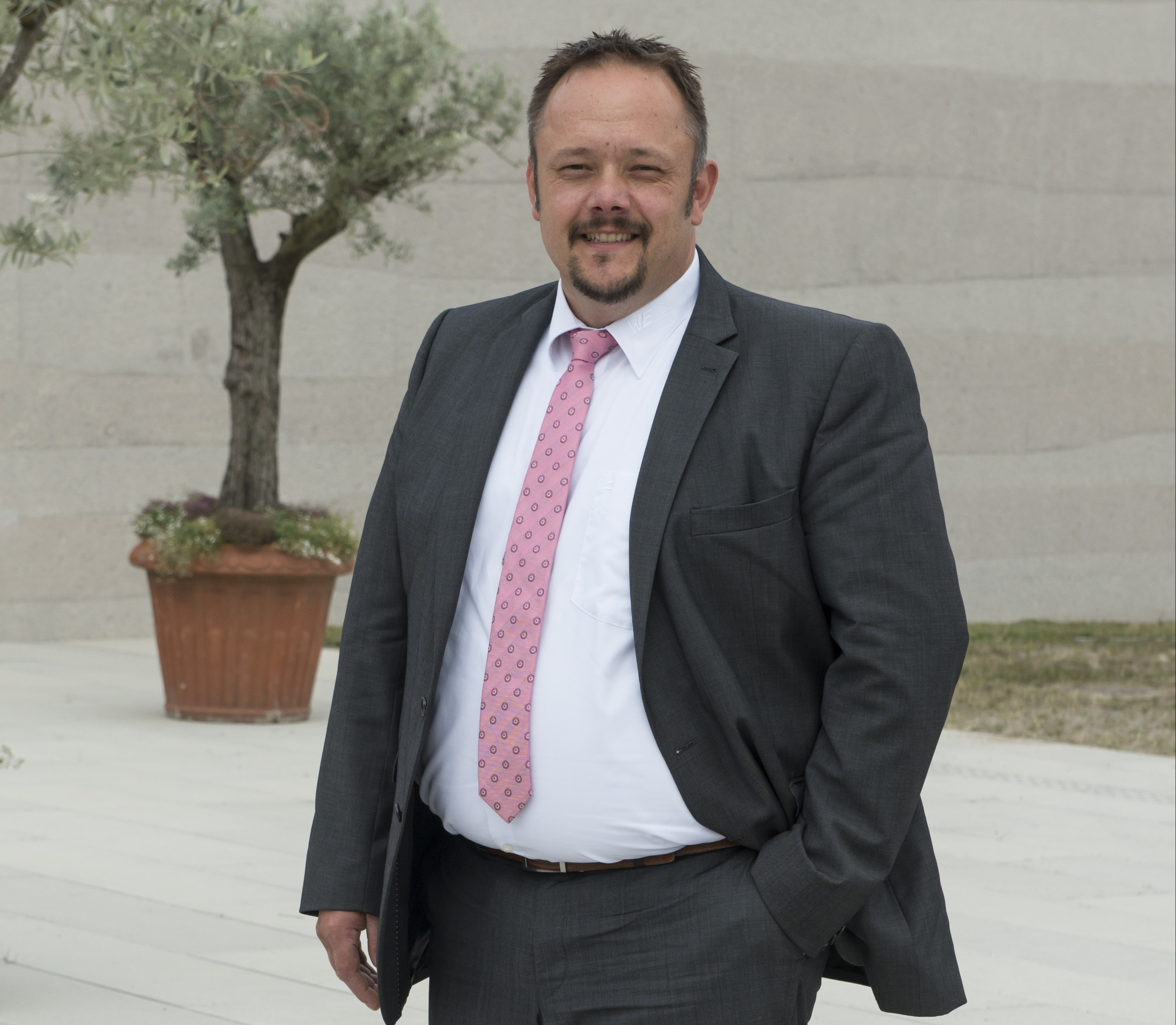 Dirk Knorr, Geschäftsführer Würth Elektronik eiSos Geschäftsführer der Würth Elektronik eiSos in Anzug vor einem Gebäude