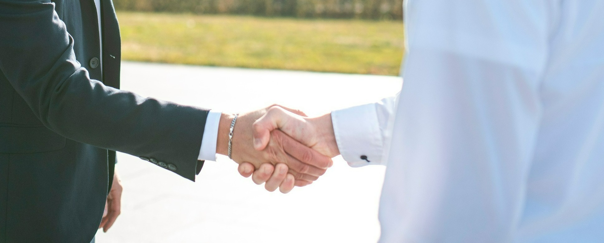 Händedruck 2 Personen schütteln sich die Hände
