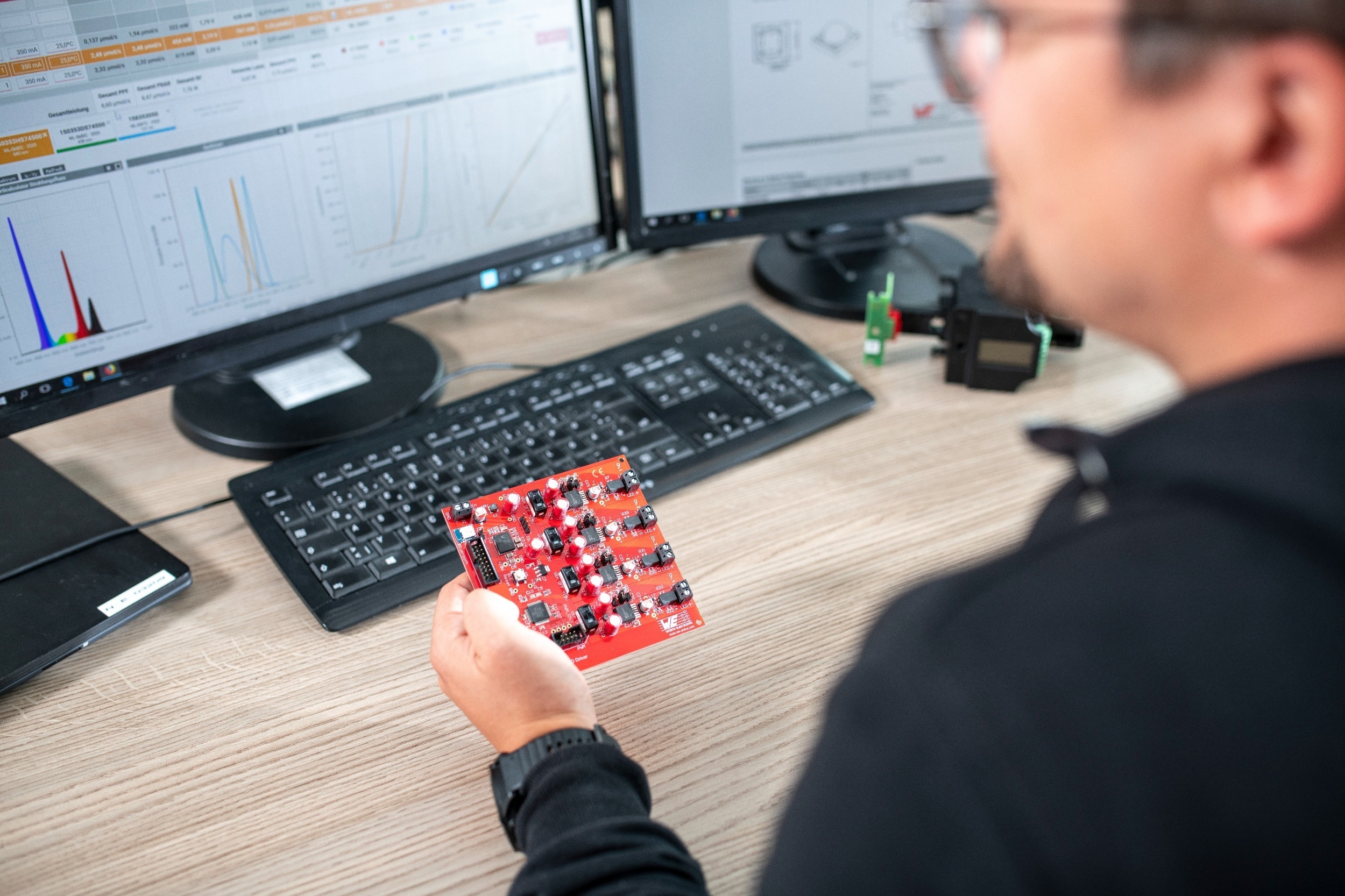 REDEXPERT Computer Plantine Analyse Mann sitzt am PC und hat REDEXPERT auf Bildschirm geöffnet