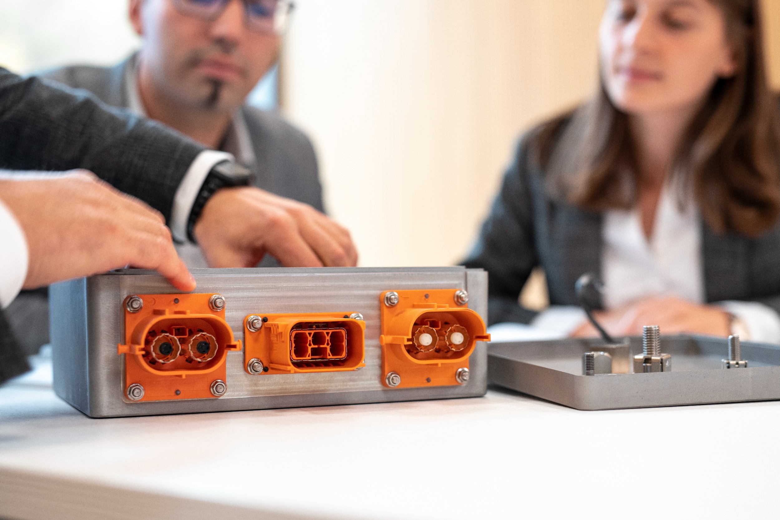 Employee shows customers high-voltage solutions Employee shows customers high-voltage solutions
