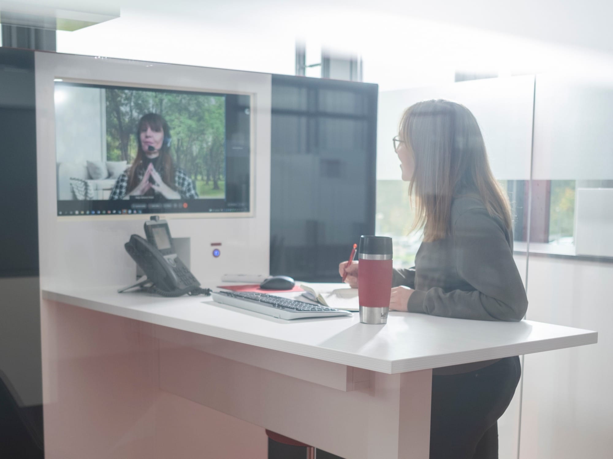 ICS Mitarbeiter Glaskasten Besprechung ICS Mitarbeiter in digitaler Besprechung in Raum mit Glaswänden