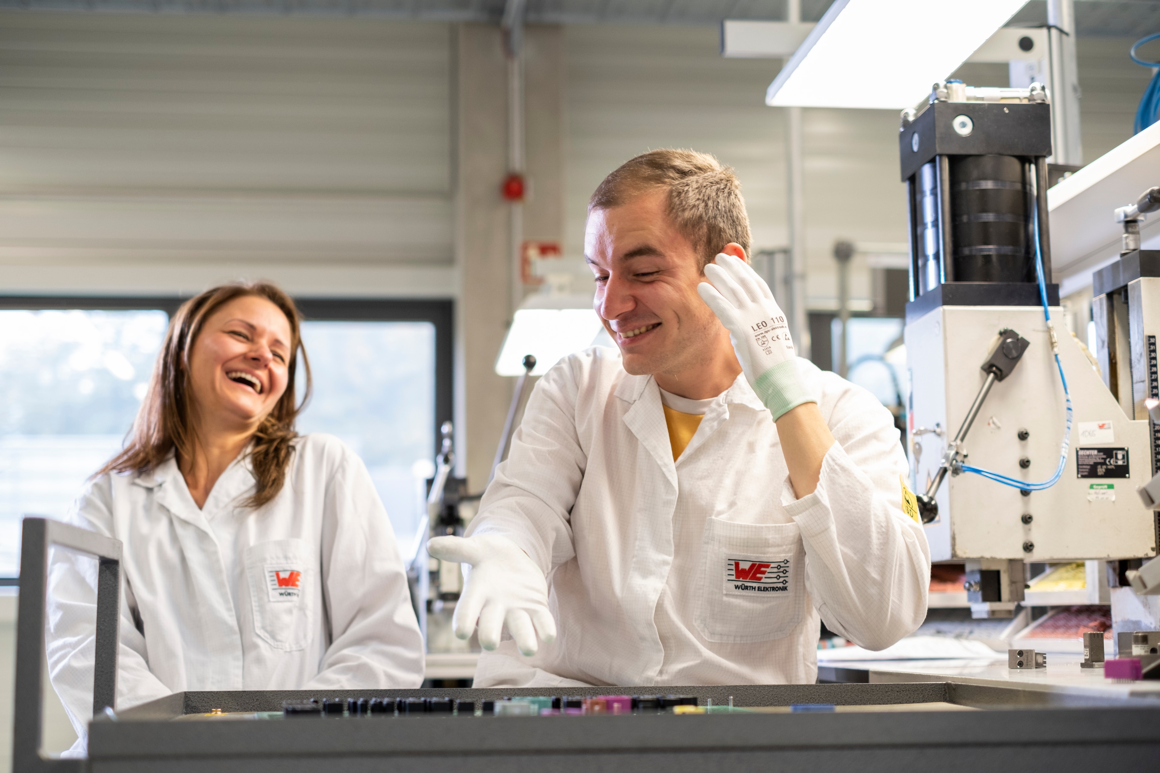 Mitarbeiter in Produktion im Kittel Mitarbeiter in Produktion im Kittel