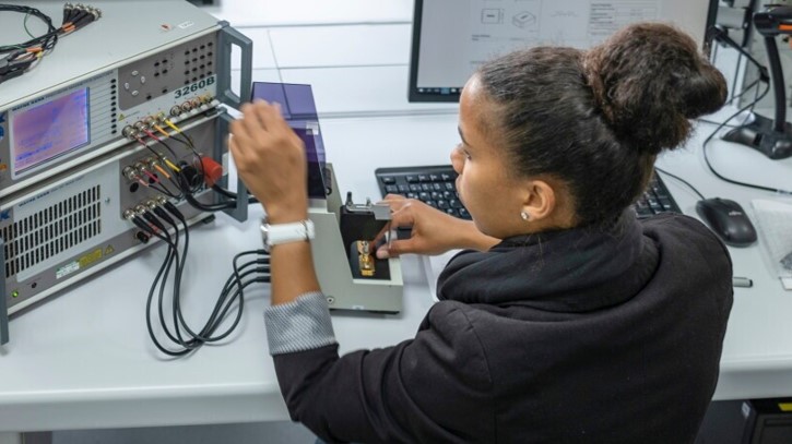 ICS Mädchen am technischen Regler ICS Mädchen am technischen Regler