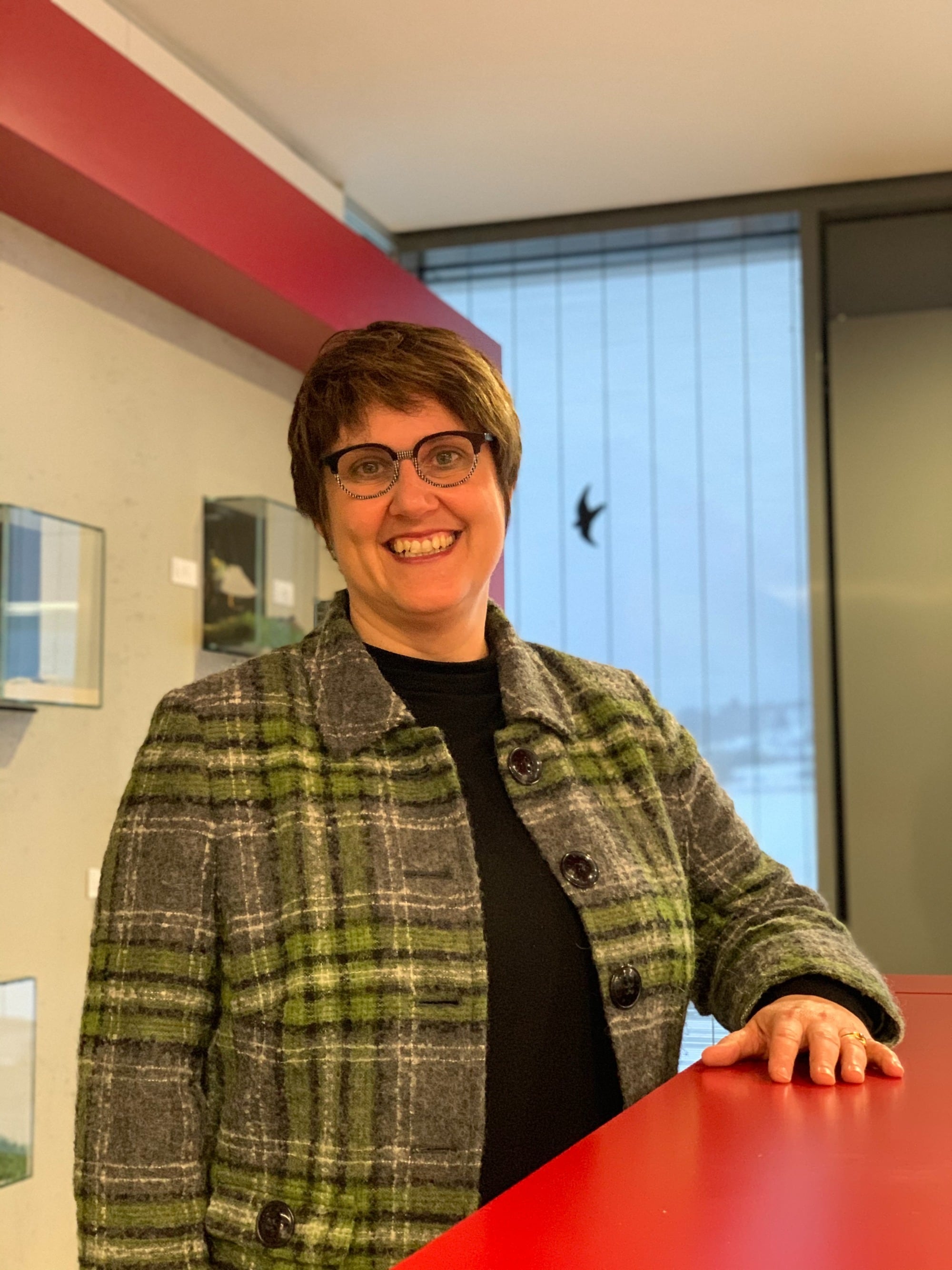 Diversity / Tanja Hochschild Tanja Hochschild, Geschäftsleitung Würth Elektronik eiSos lächelnd an einer Bar