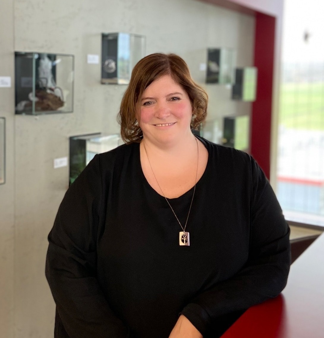 Diversity / Vicky Frau steht in Gebäude der Würth Elektronik lächelnd an einer Bar