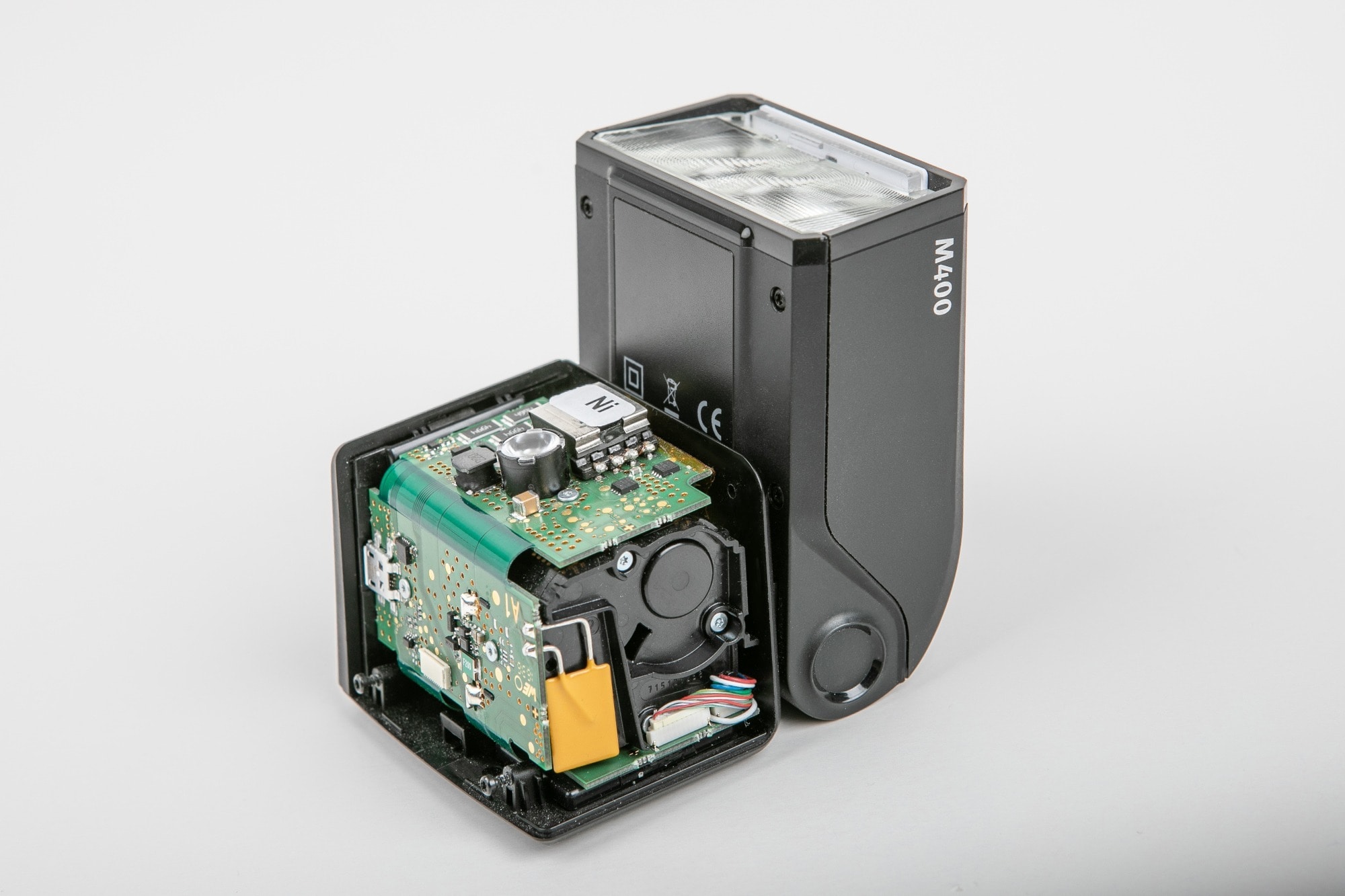 Bild zeigt mehrfach gebogene SEMI.flex PCB im offenem Gehäuse eines System-Blitzgeräts