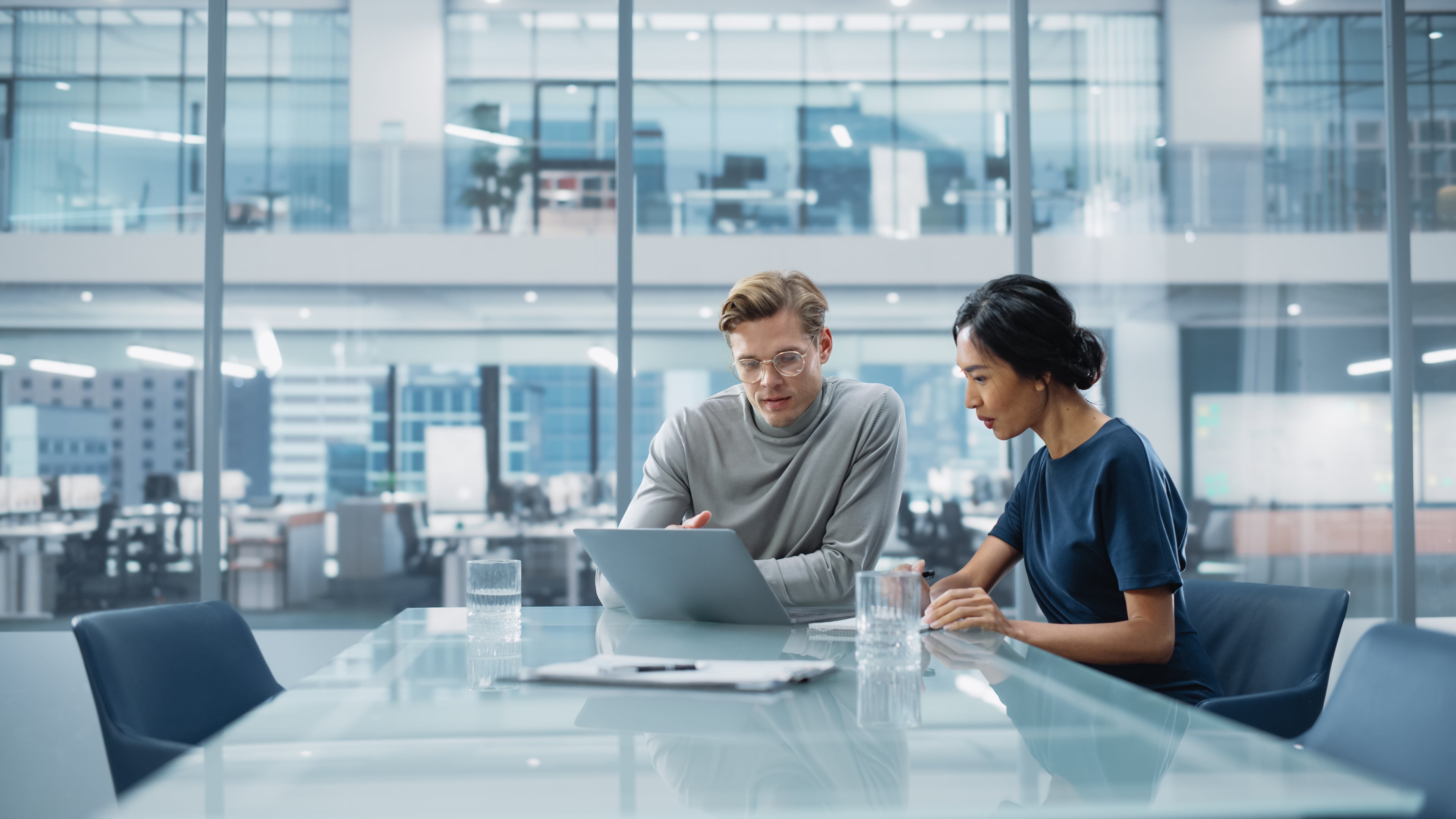 Webinar registration Two people in front of a laptop
