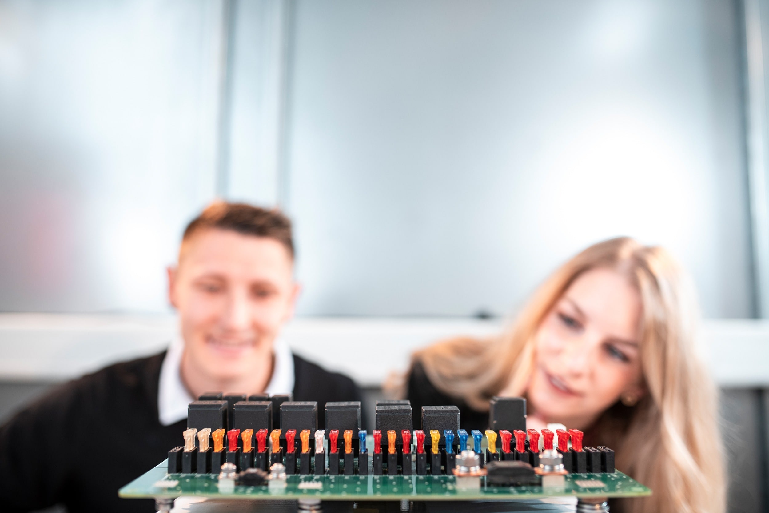 Zwei Kollegen betrachten eine Leiterplatte Zwei Kollegen betrachten eine Leiterplatte