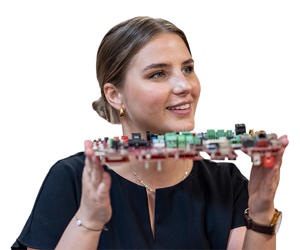 Vertriebskollegin ADM KN Vertriebskollegin hält eine bestückte Leiterplatte vor ihrem Gesicht